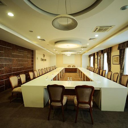 Amazona Hotel Pristina Buitenkant foto