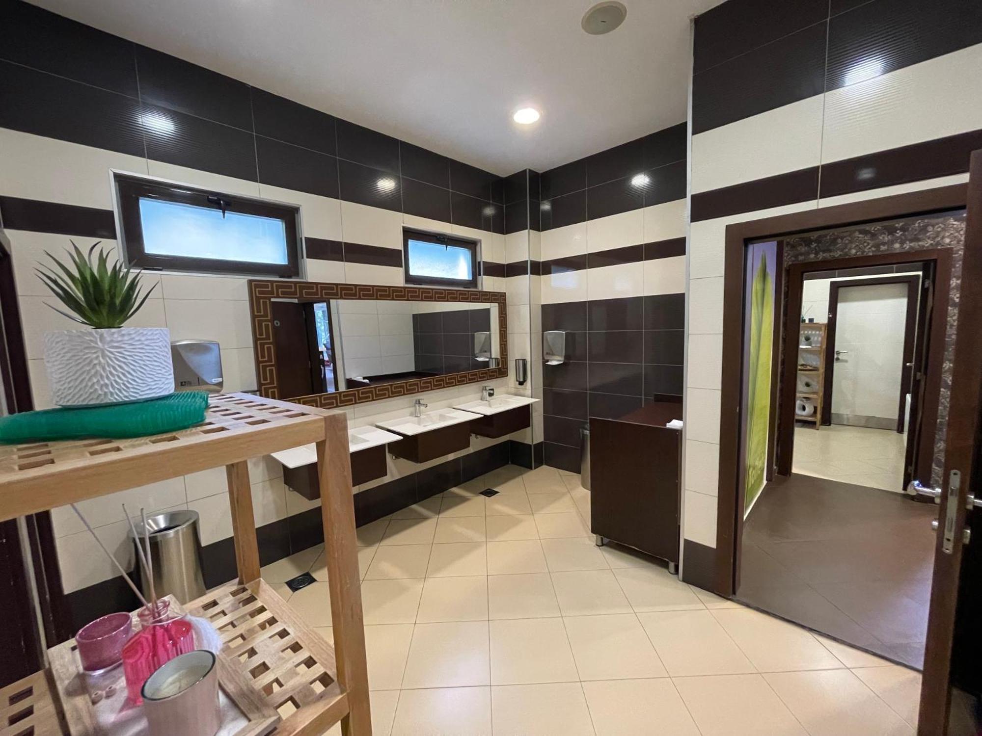 Amazona Hotel Pristina Buitenkant foto