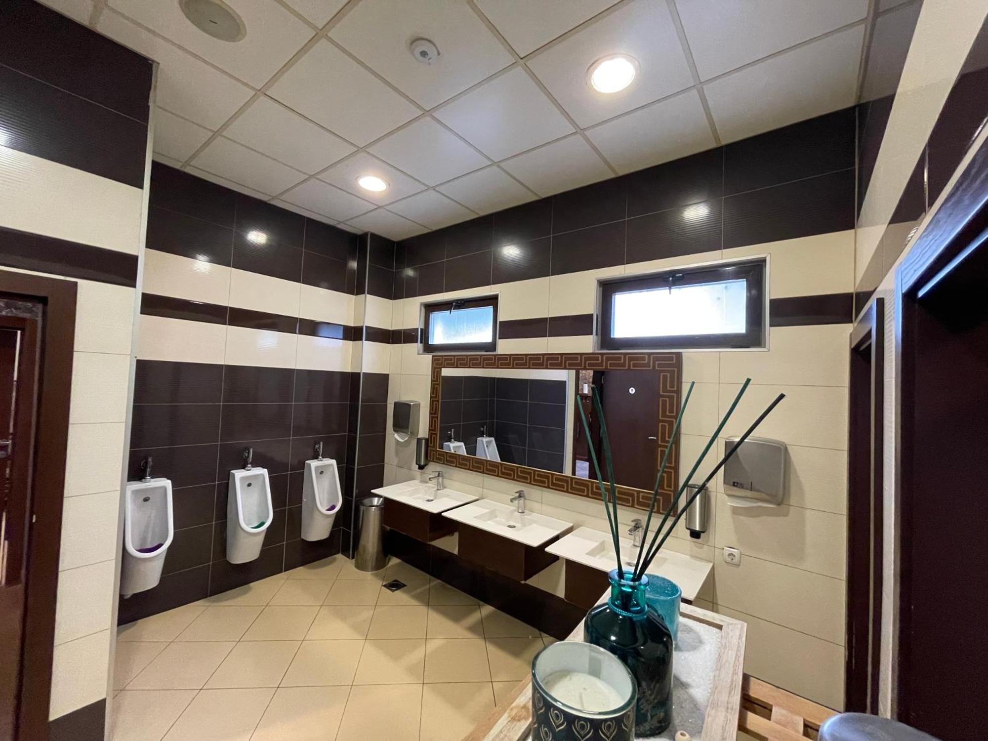 Amazona Hotel Pristina Buitenkant foto