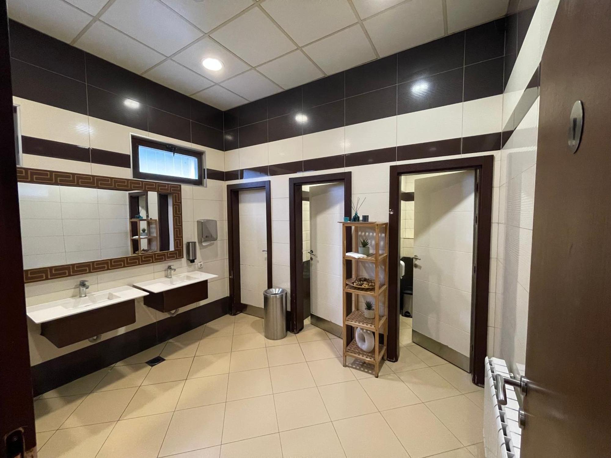 Amazona Hotel Pristina Buitenkant foto