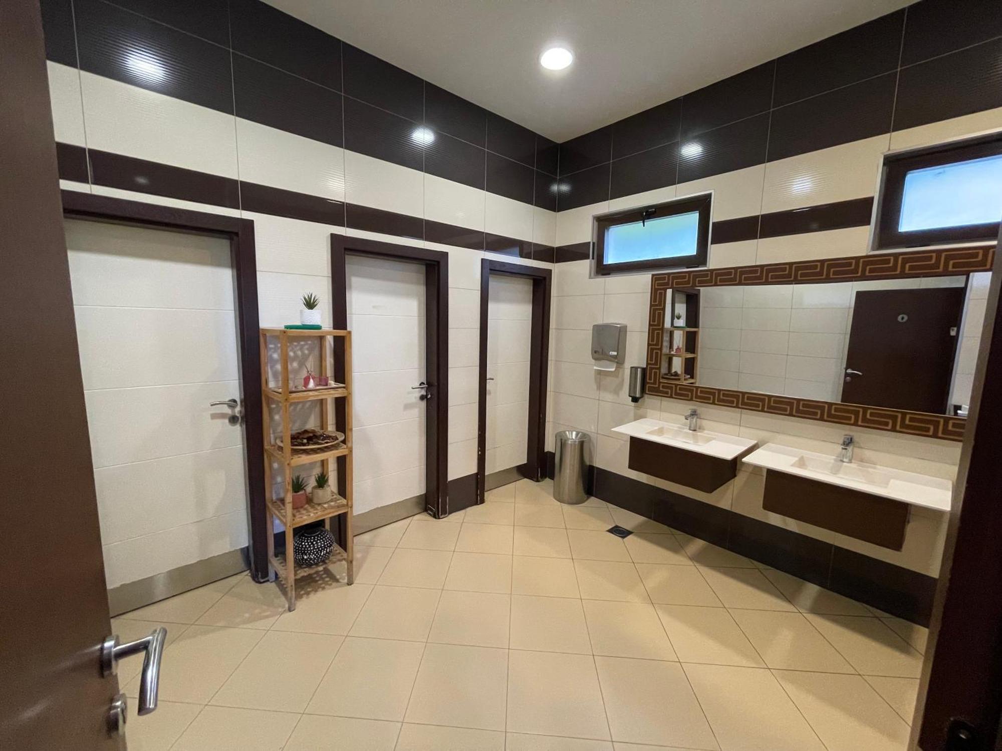 Amazona Hotel Pristina Buitenkant foto