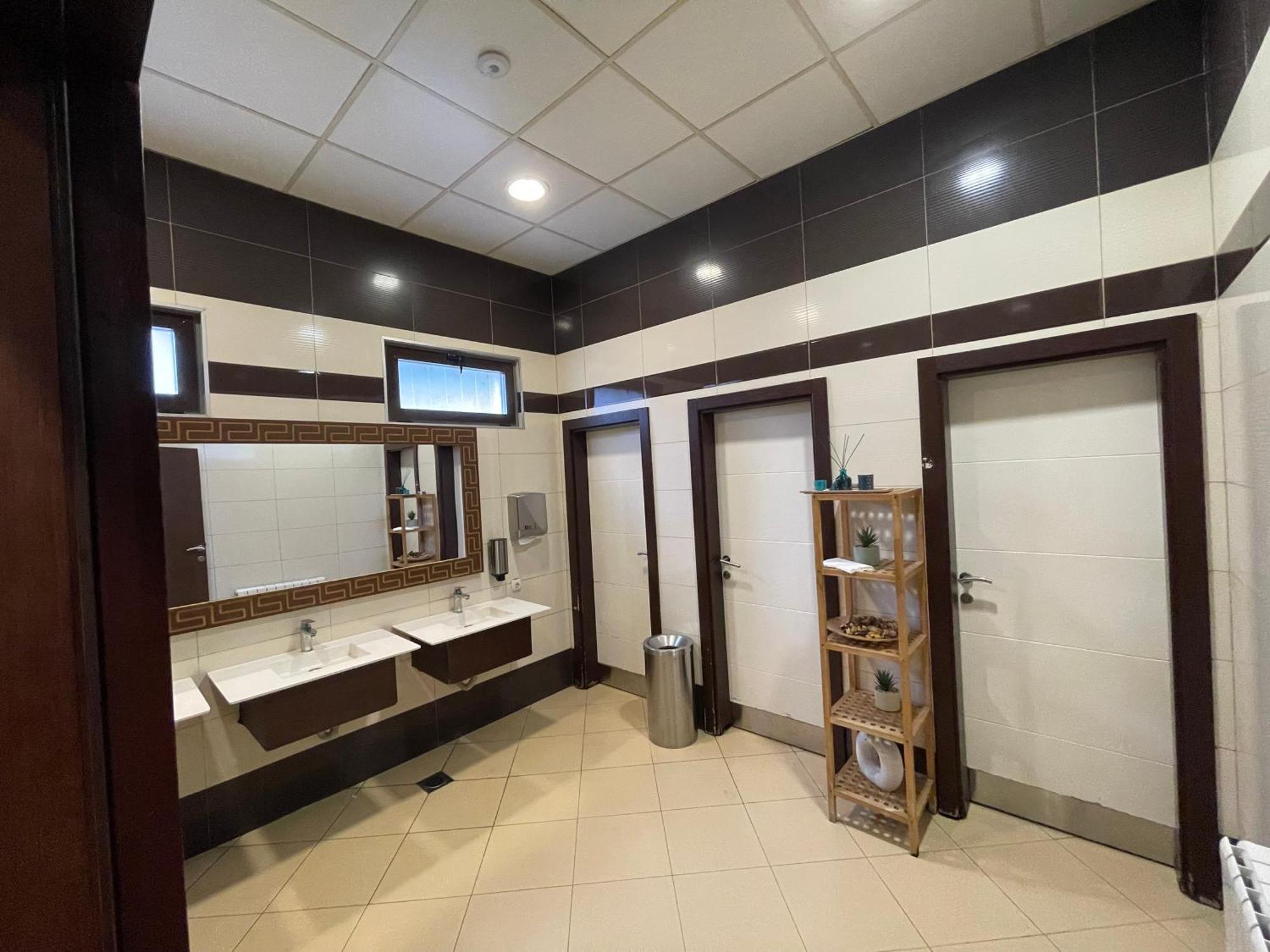 Amazona Hotel Pristina Buitenkant foto