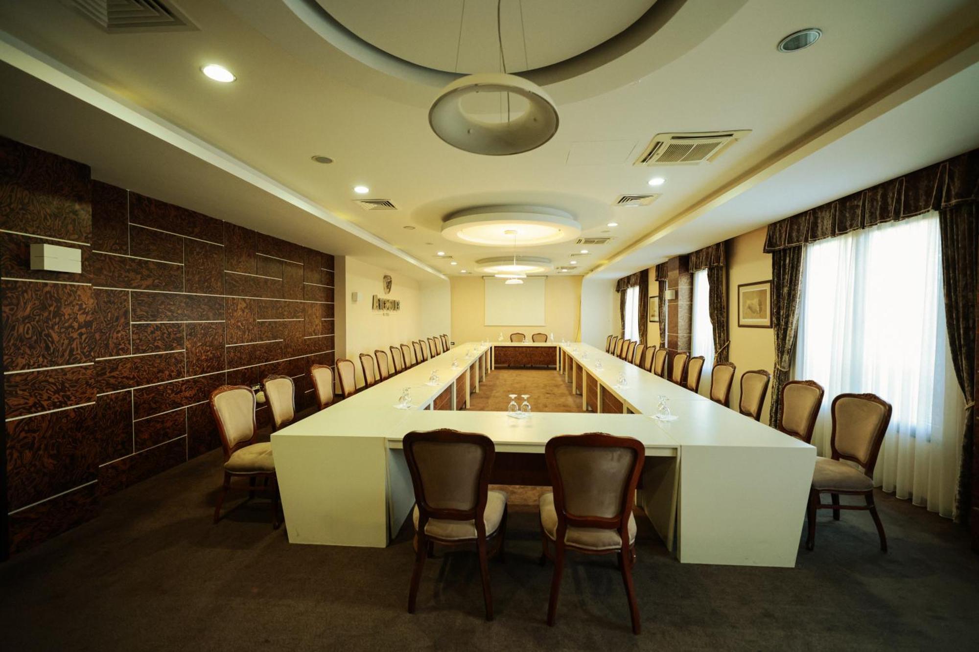 Amazona Hotel Pristina Buitenkant foto