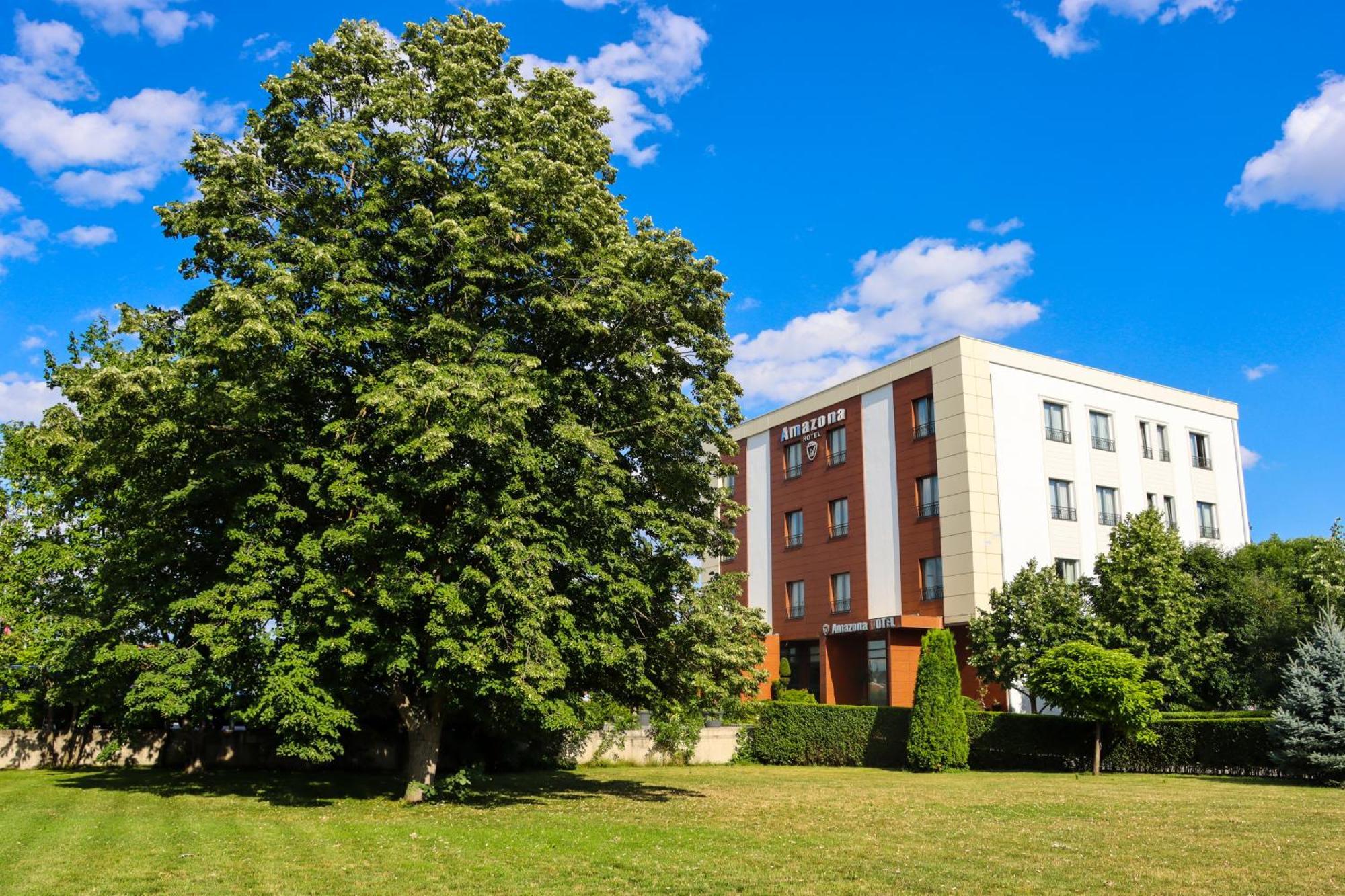 Amazona Hotel Pristina Buitenkant foto