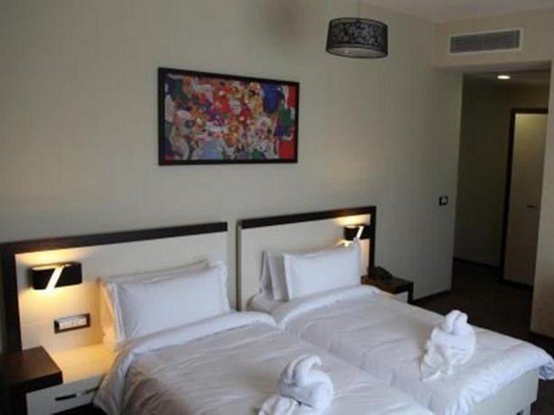 Amazona Hotel Pristina Buitenkant foto
