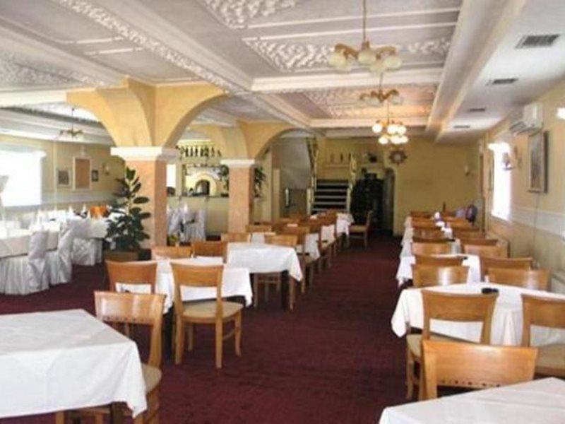 Amazona Hotel Pristina Buitenkant foto