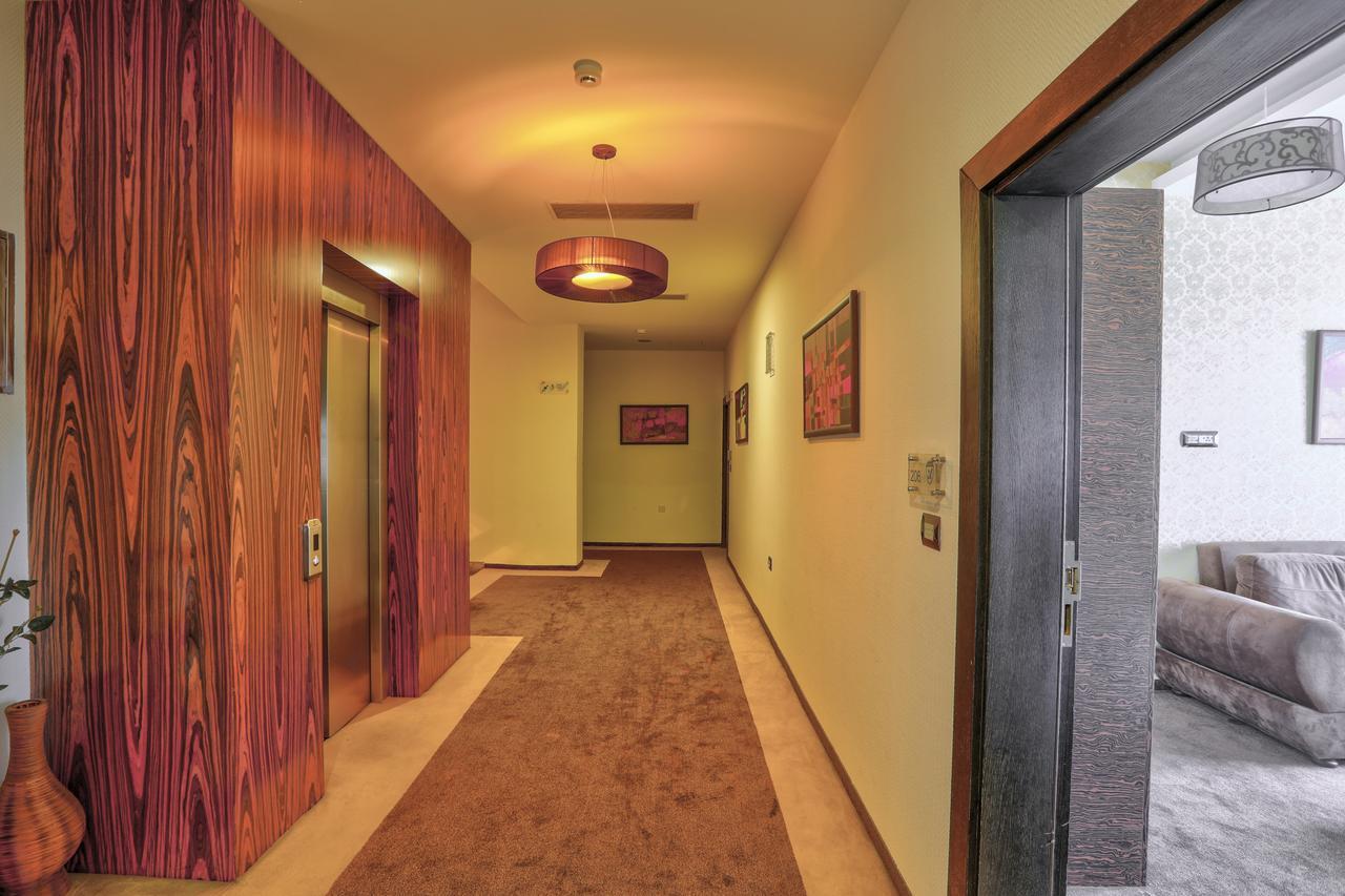 Amazona Hotel Pristina Buitenkant foto
