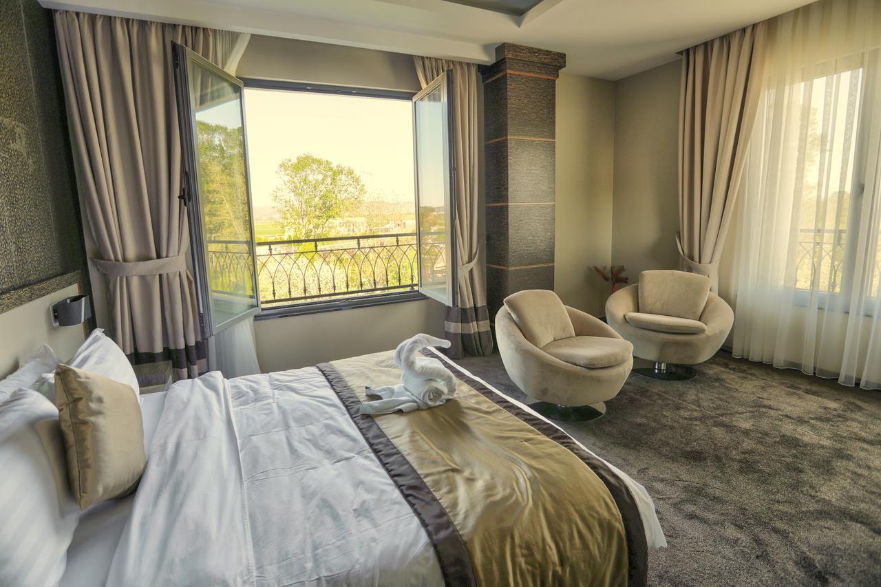 Amazona Hotel Pristina Buitenkant foto