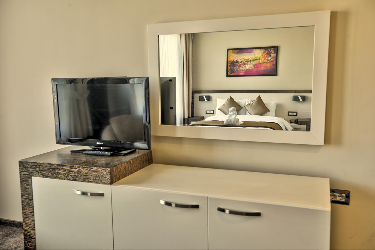 Amazona Hotel Pristina Buitenkant foto