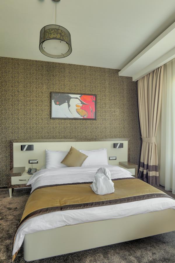 Amazona Hotel Pristina Buitenkant foto