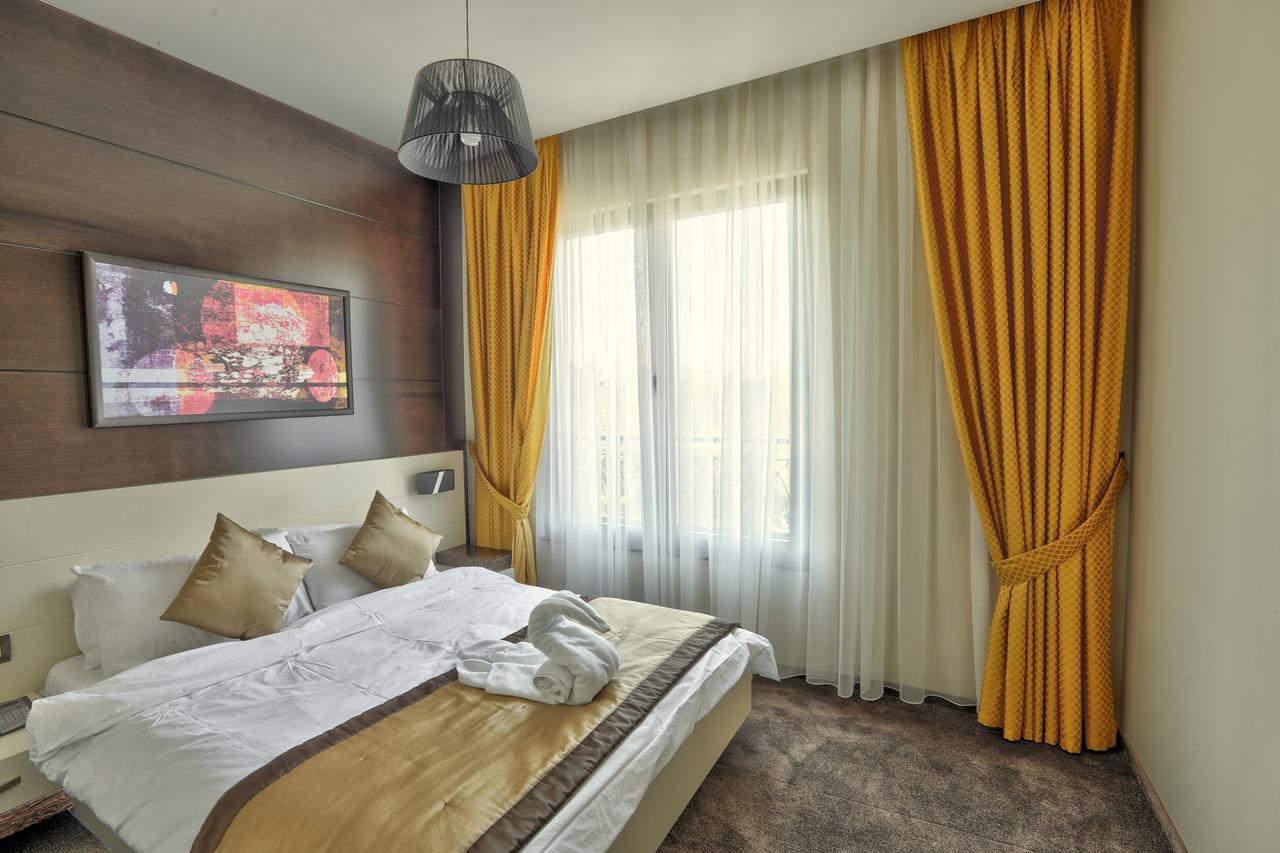 Amazona Hotel Pristina Buitenkant foto