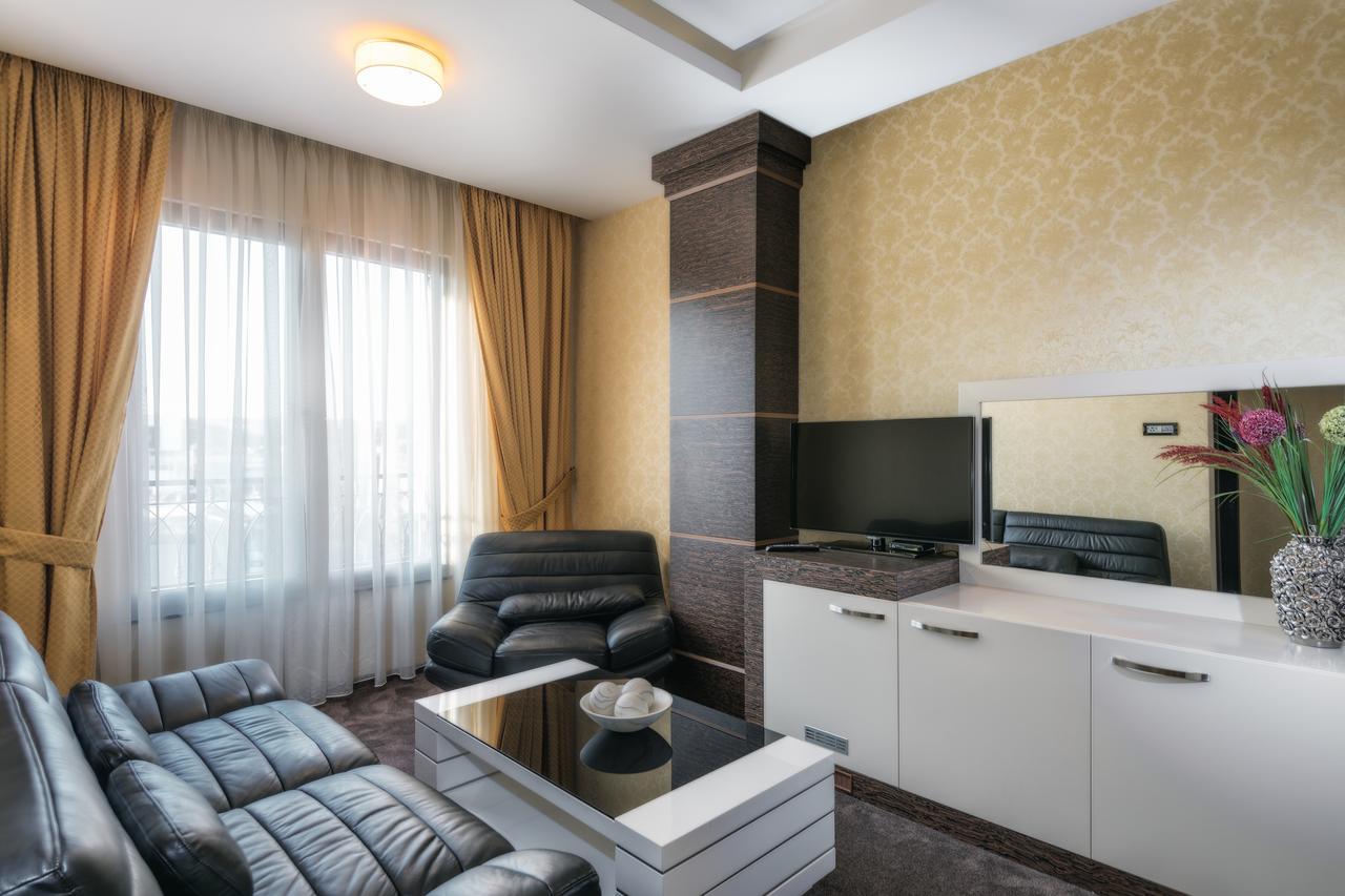 Amazona Hotel Pristina Buitenkant foto