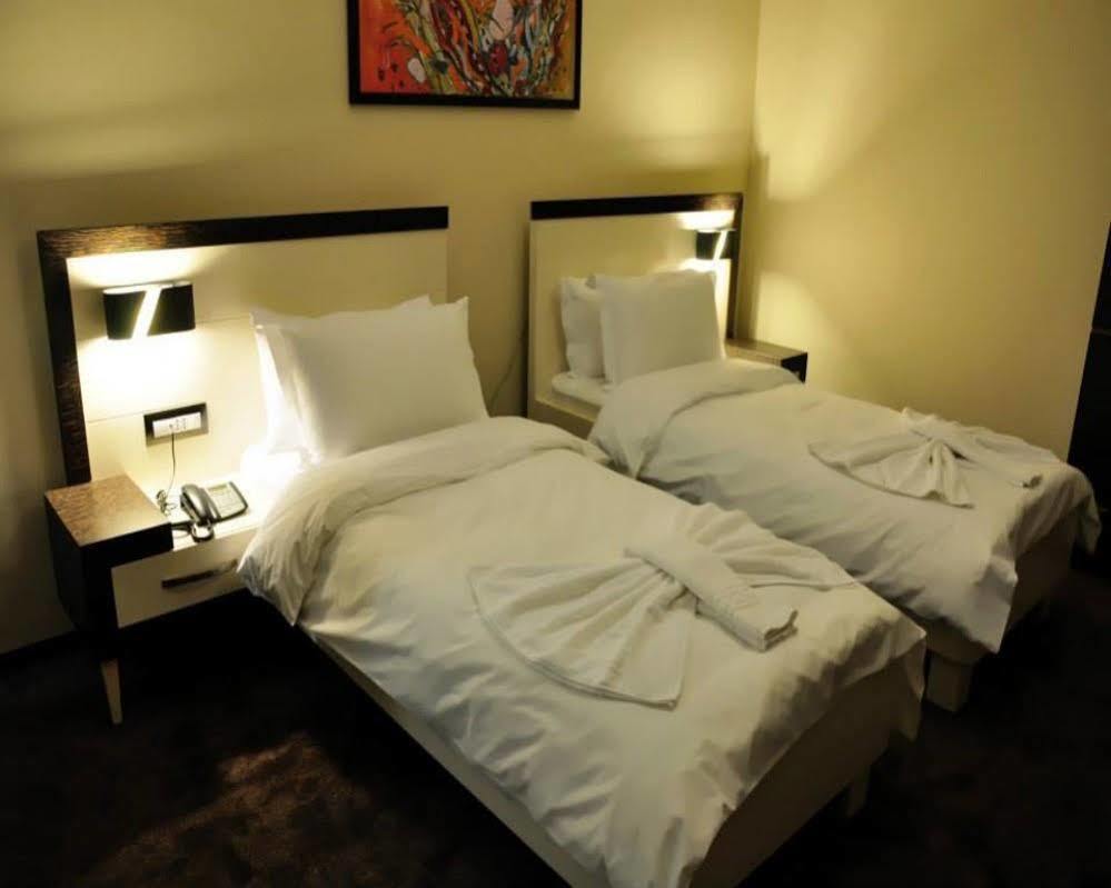 Amazona Hotel Pristina Buitenkant foto